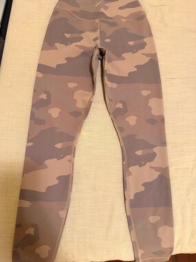 ALO Camo Leggings - Neutral Pattern